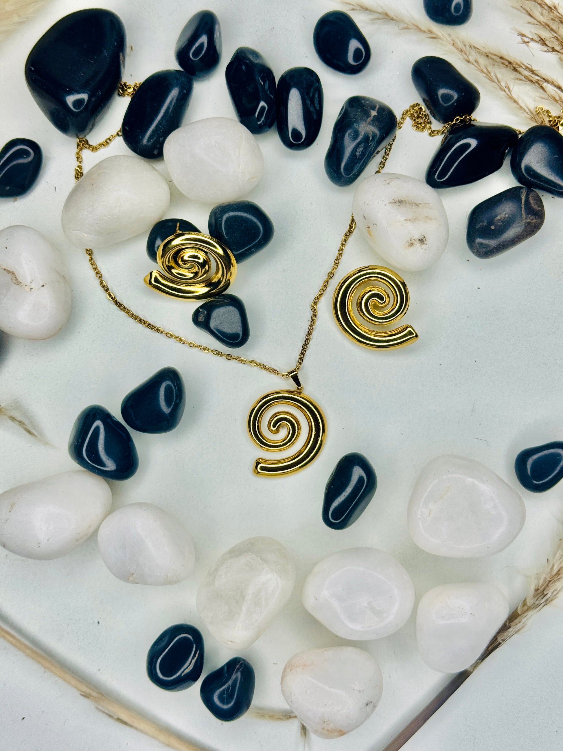 Amira – Spiral Glow Necklace & Earring Set (Tarnish-Free)
