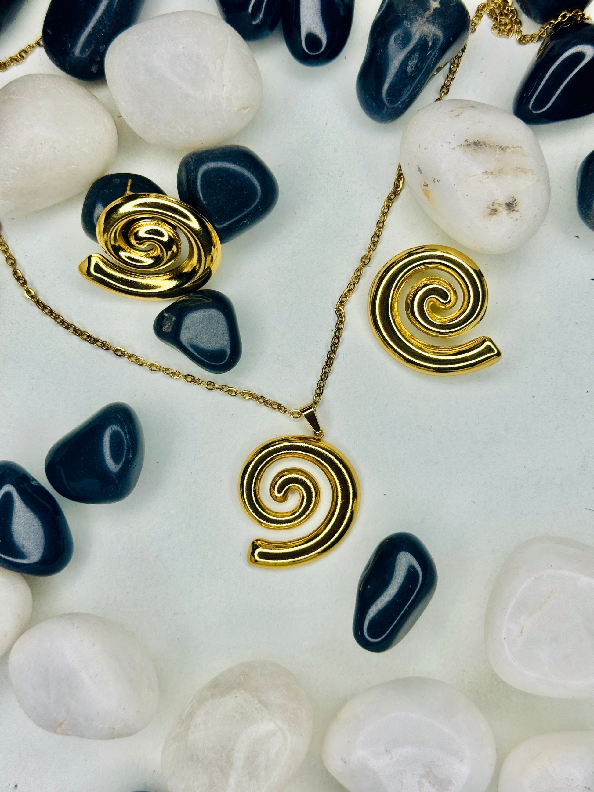 Amira – Spiral Glow Necklace & Earring Set (Tarnish-Free)