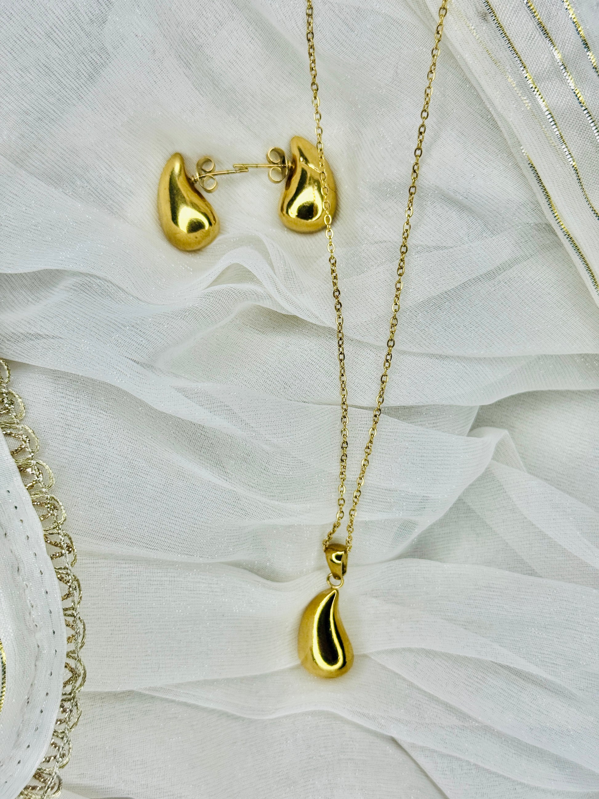 Elina – Golden Teardrop Grace Set (Tarnish-Free)