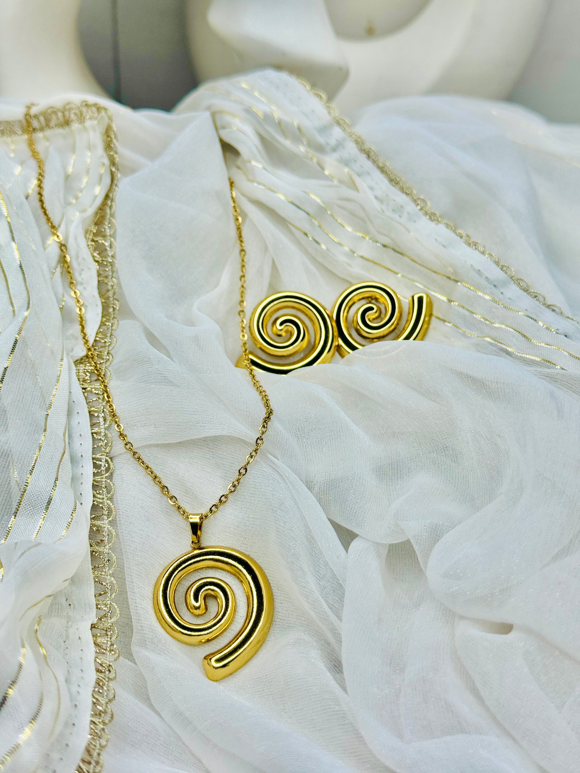 Amira – Spiral Glow Necklace & Earring Set (Tarnish-Free)