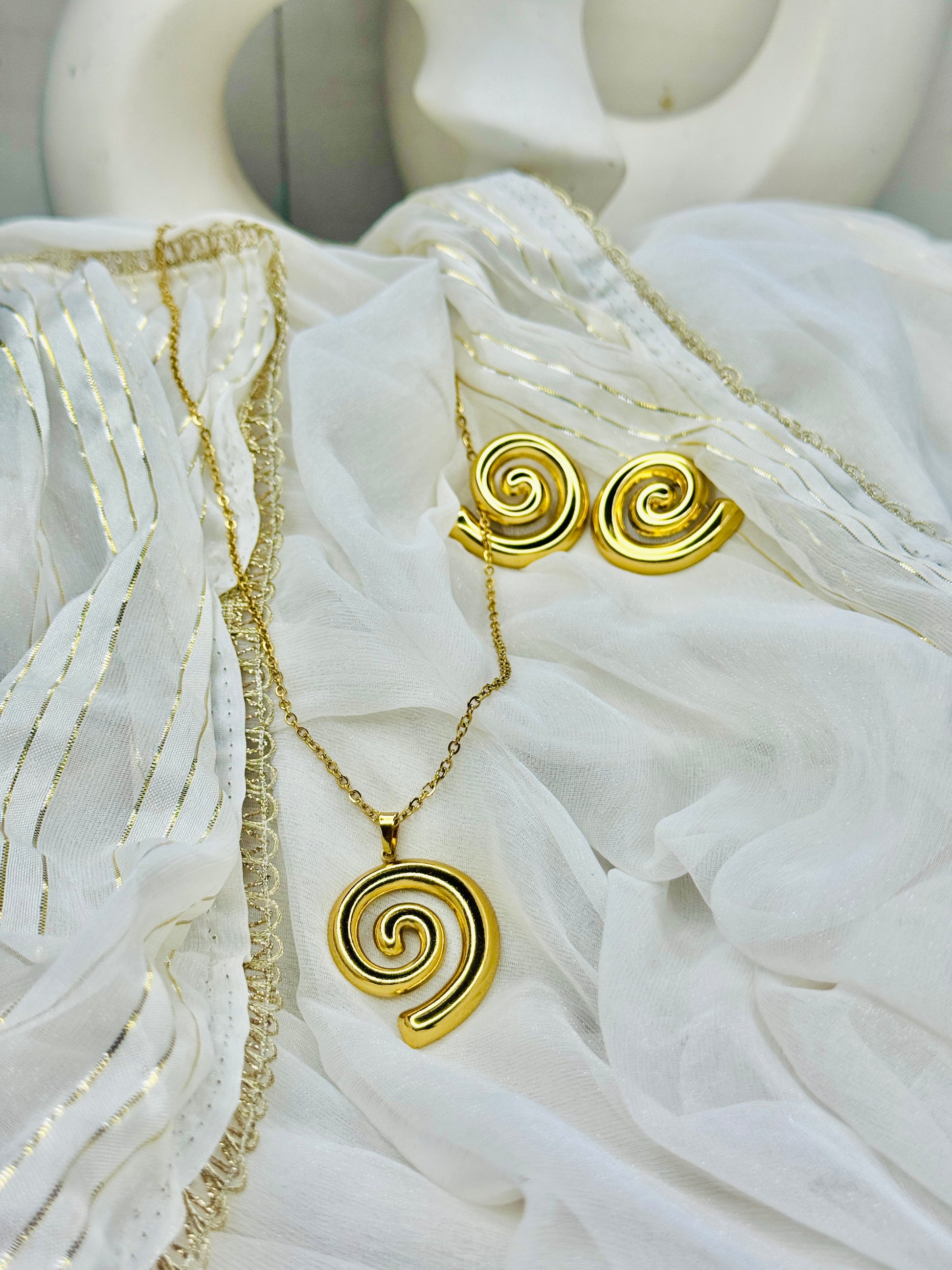 Amira – Spiral Glow Necklace & Earring Set (Tarnish-Free)