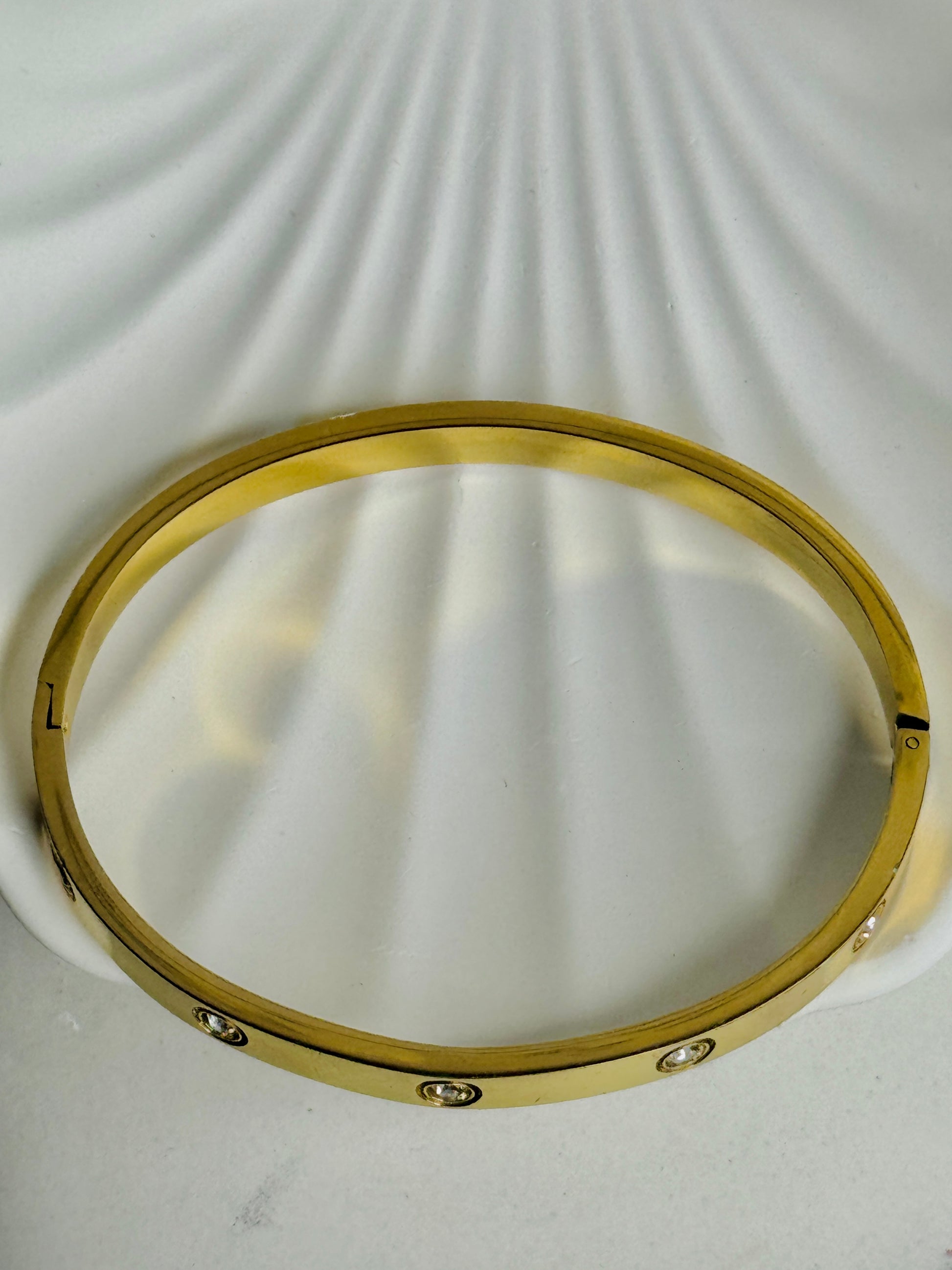 Selene – Screw Motif Oval Bracelet (Tarnish-Free)