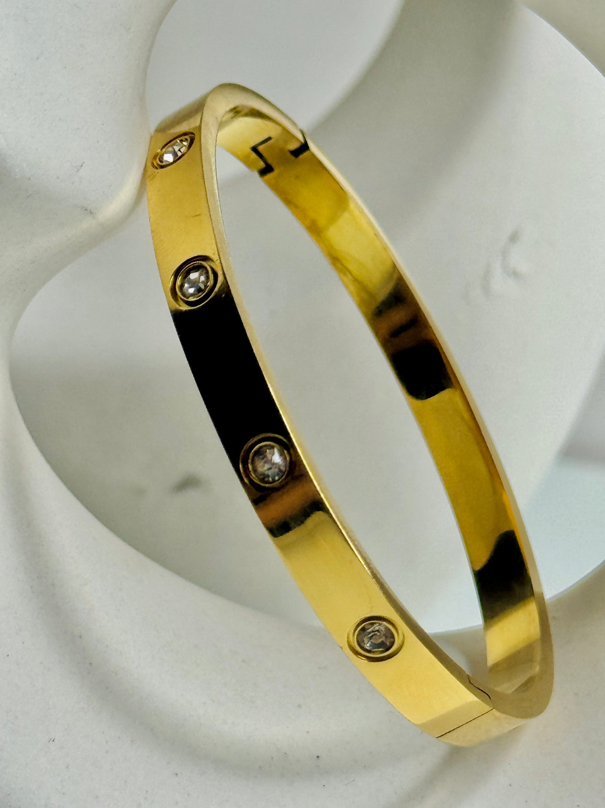 Selene – Screw Motif Oval Bracelet (Tarnish-Free)
