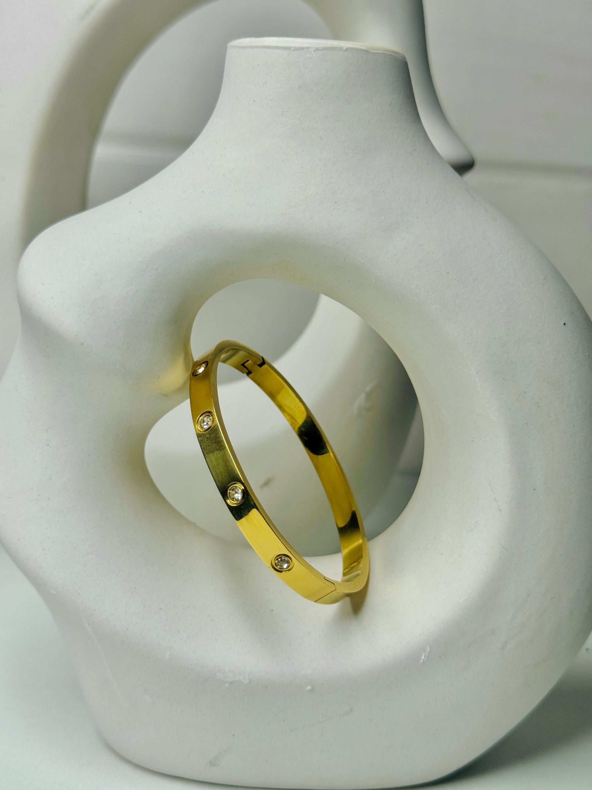 Selene – Screw Motif Oval Bracelet (Tarnish-Free)
