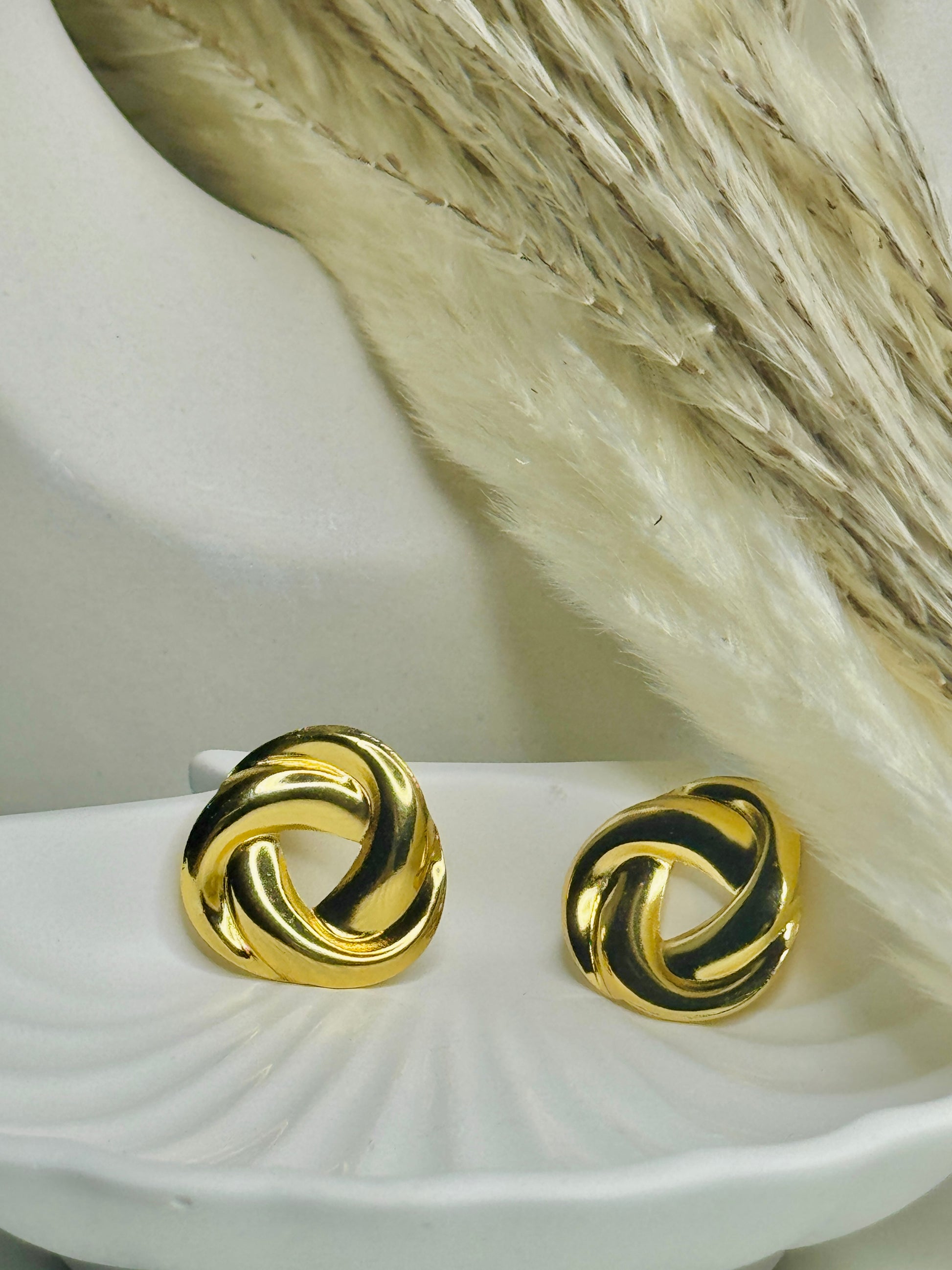 Niva – Gold Knot Studs