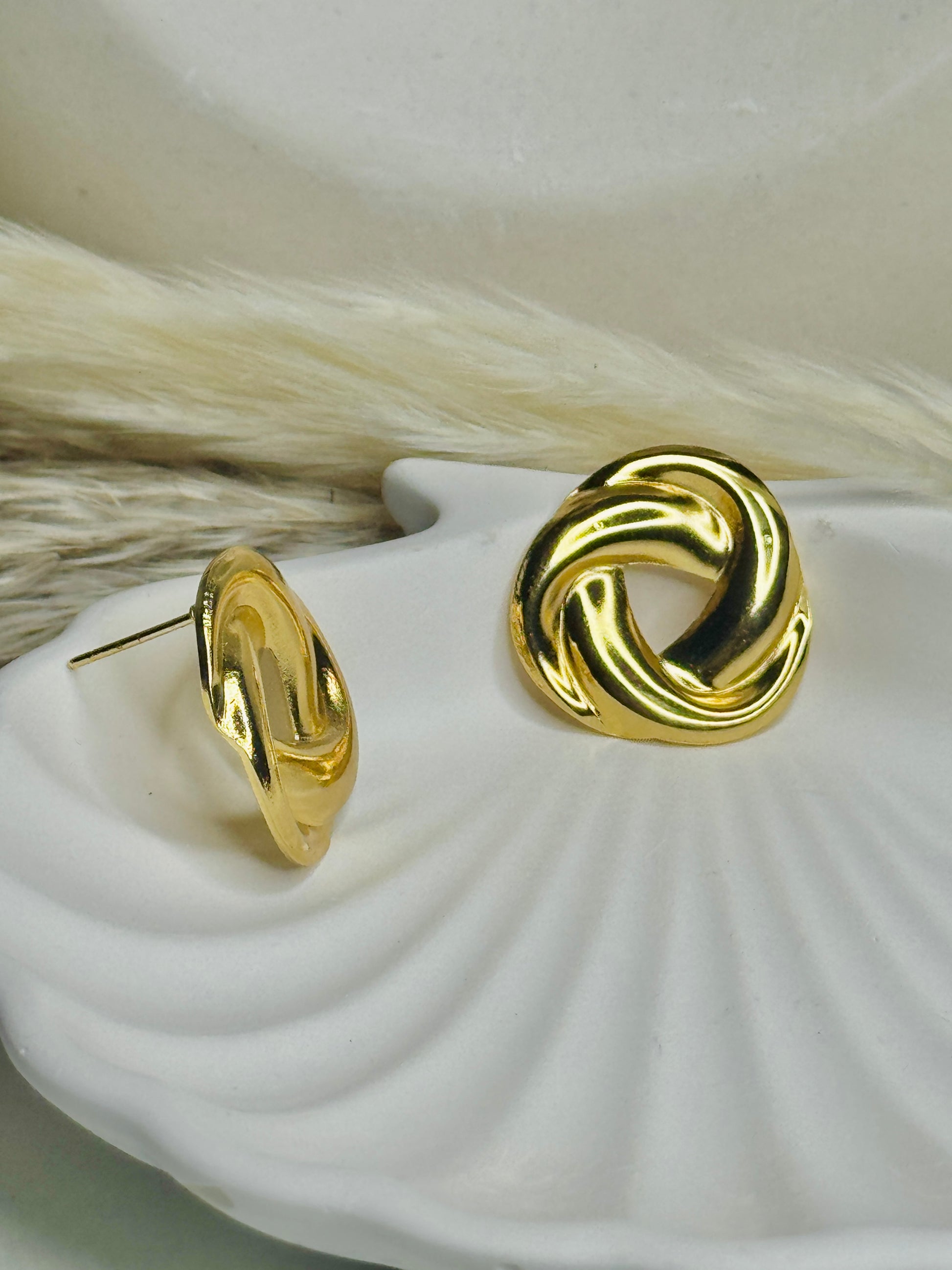 Niva – Gold Knot Studs