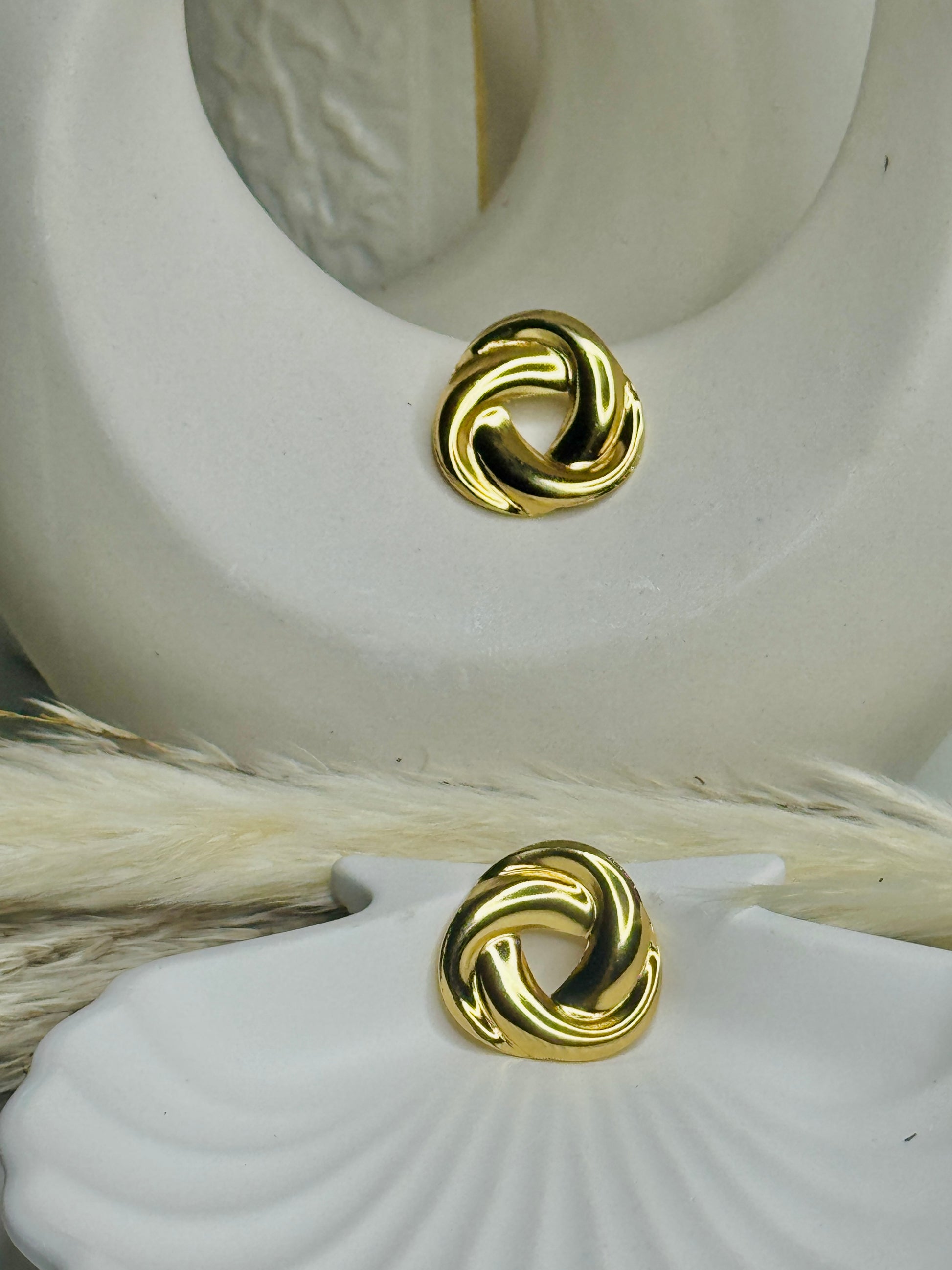 Niva – Gold Knot Studs