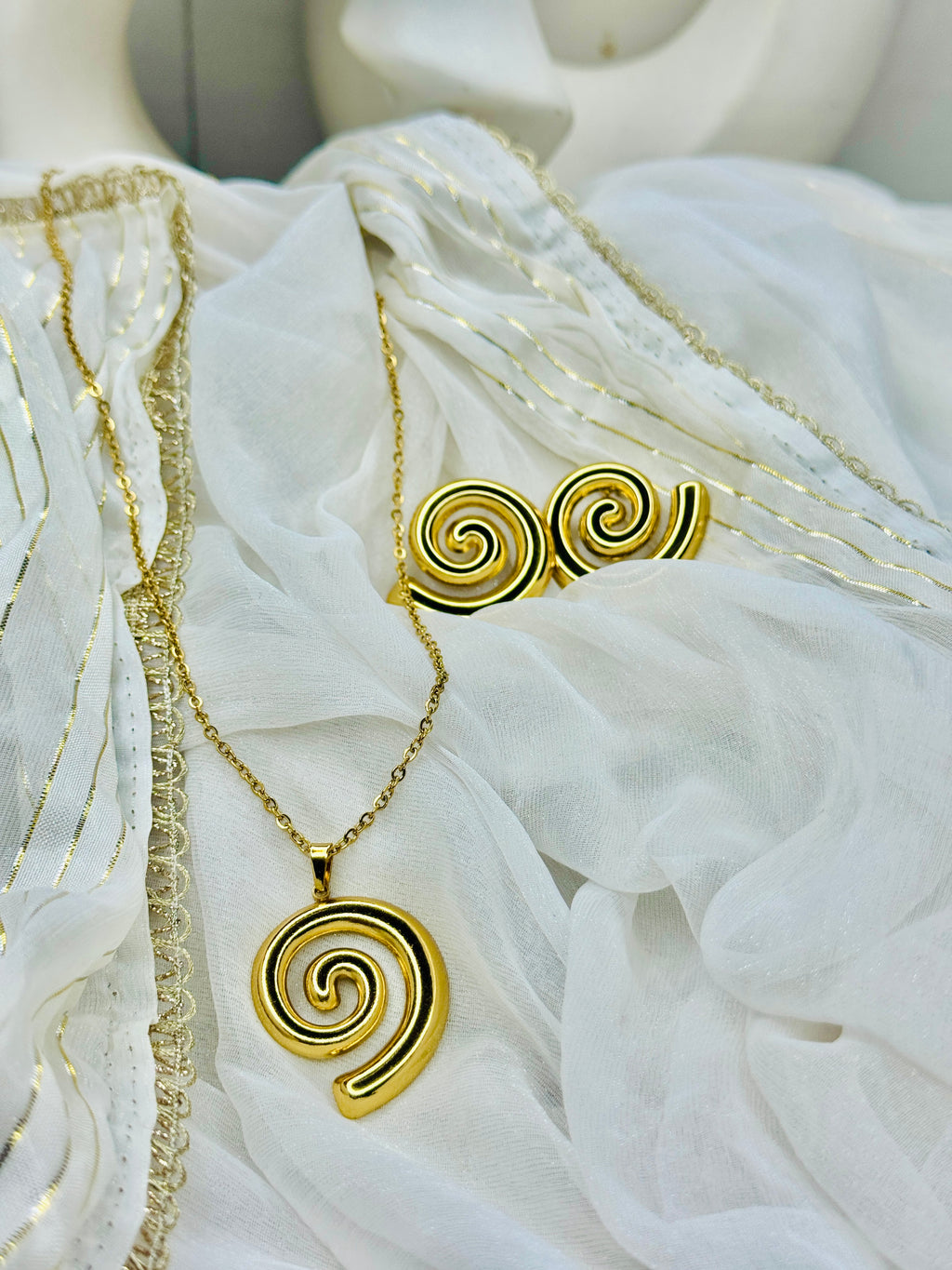 Amira – Spiral Glow Necklace & Earring Set (Tarnish-Free)