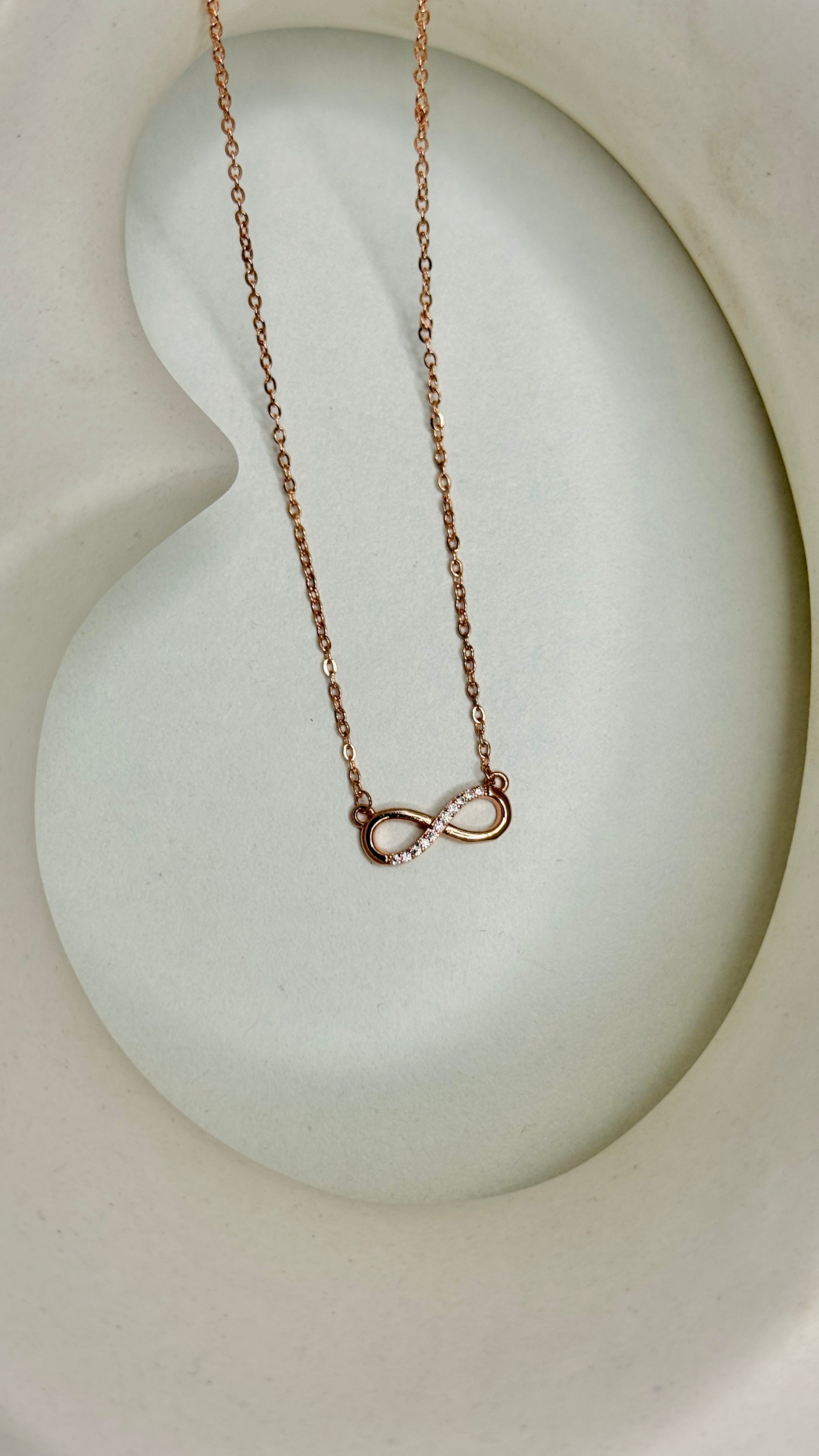 Liora – Infinity Pendant Necklace (Tarnish-Free)