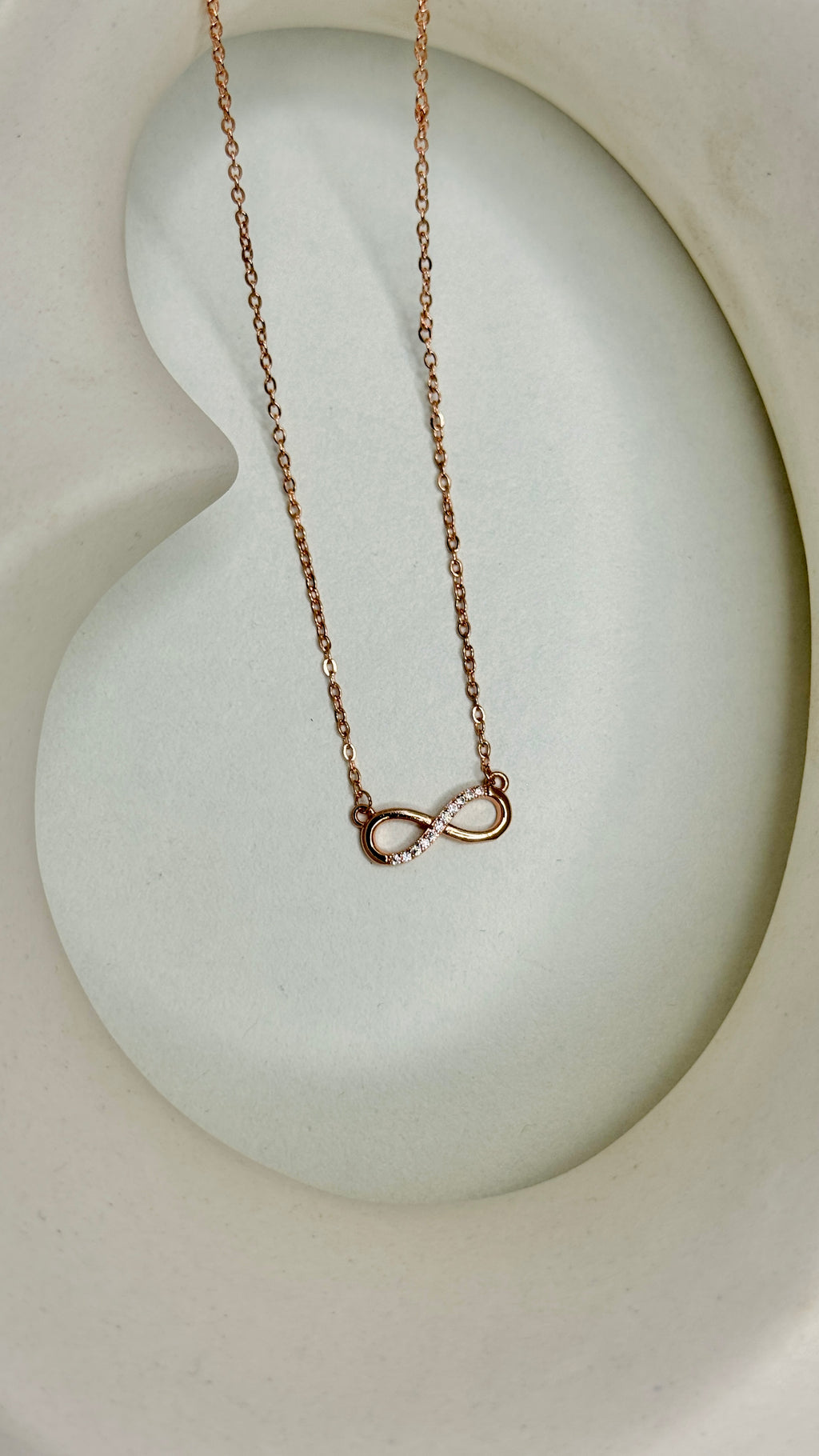 Liora – Infinity Pendant Necklace (Tarnish-Free)