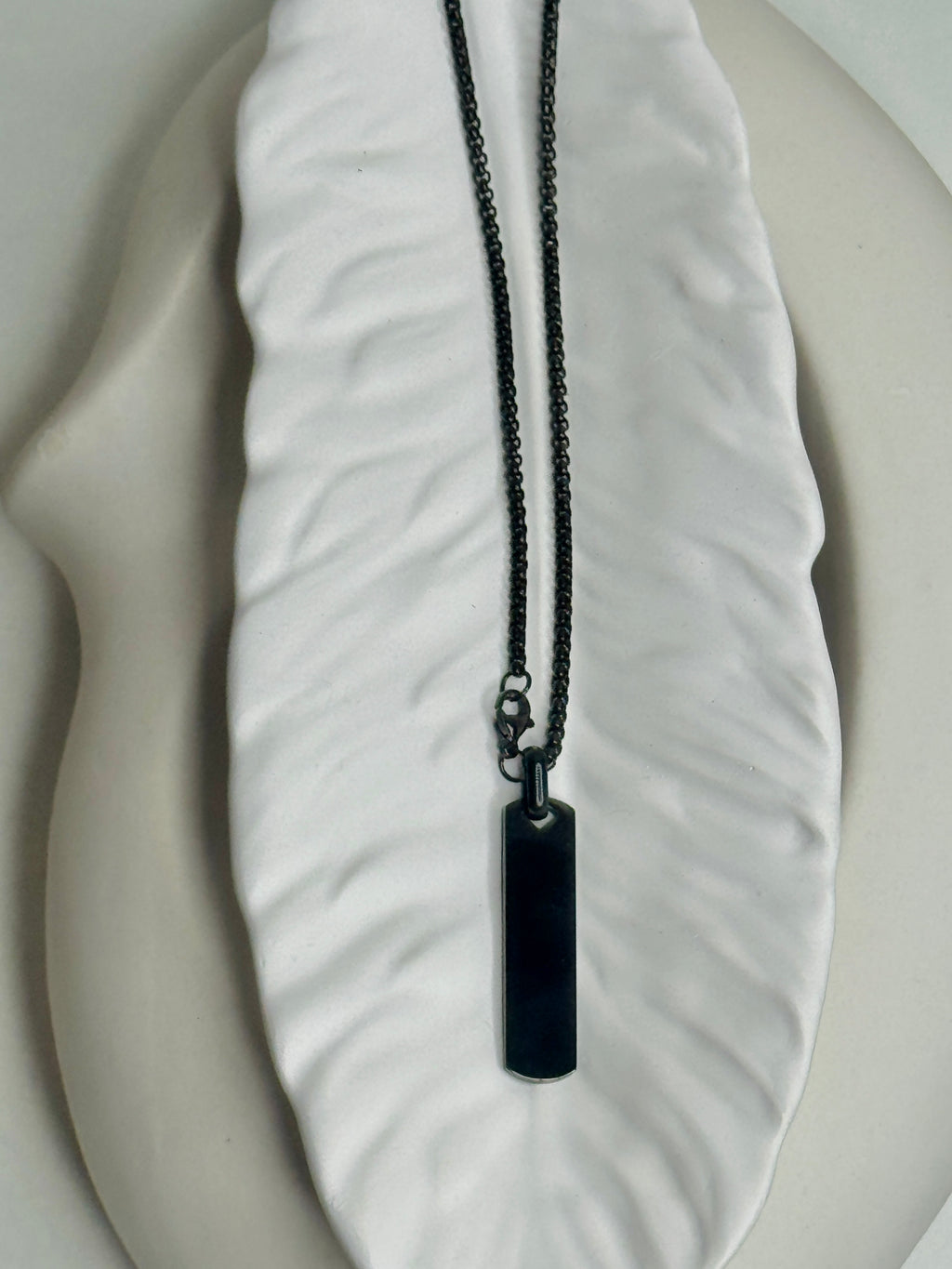 Kairo – Bar Pendant Necklace (Titanium Coated)