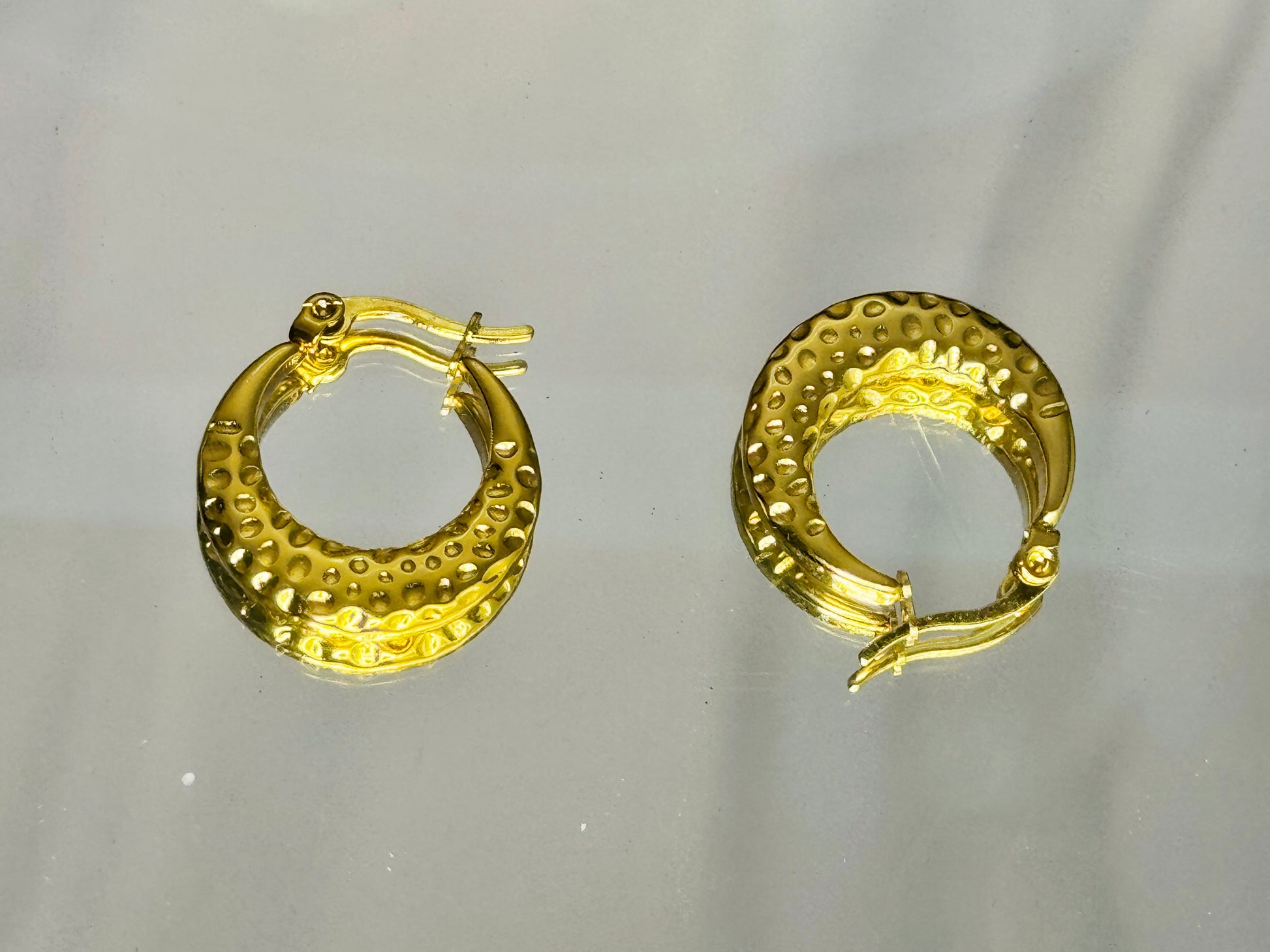 Aven – Sculpted Gold Hoop Earrings (Anti-Tarnish)