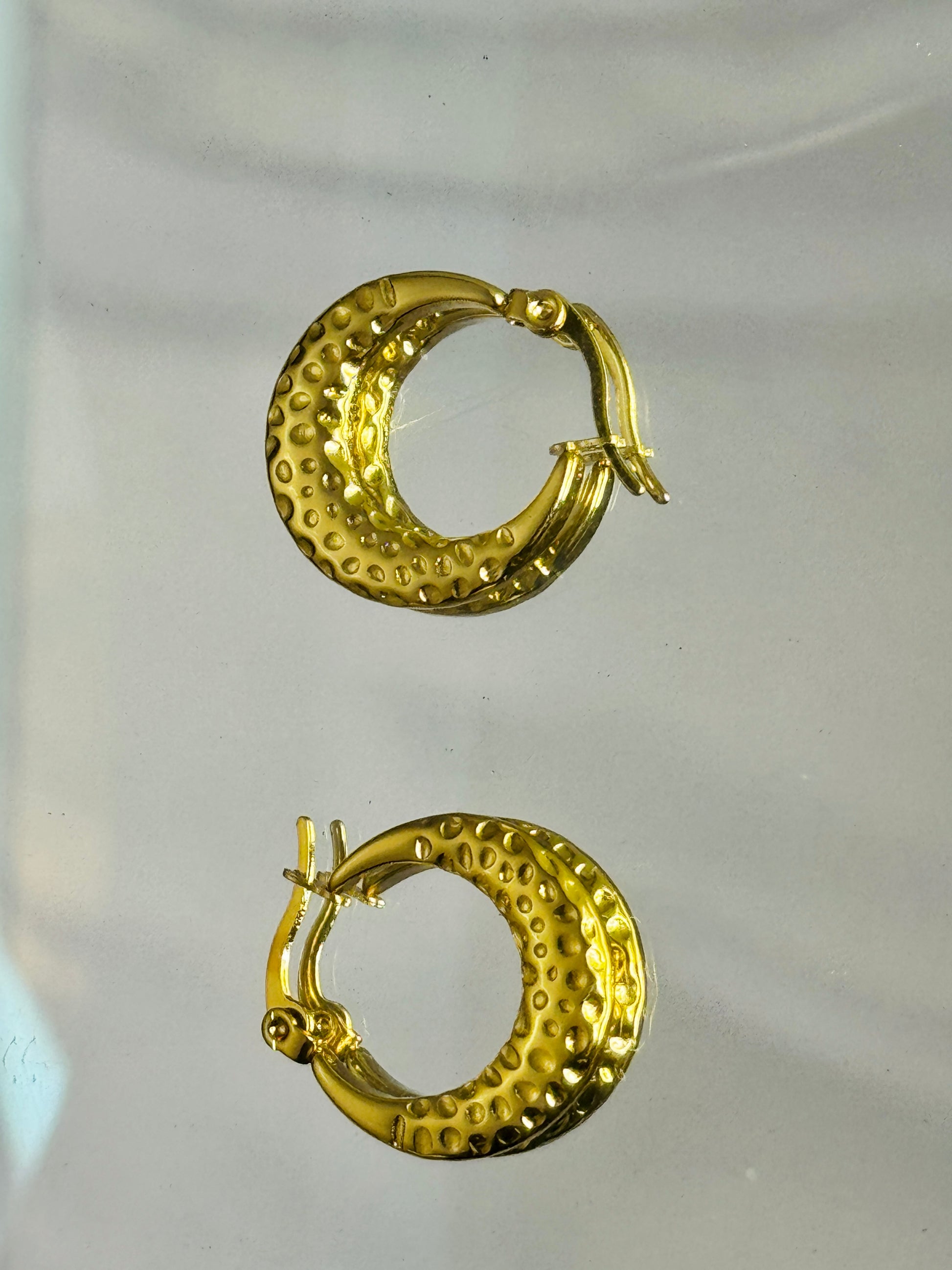 Aven – Sculpted Gold Hoop Earrings (Anti-Tarnish)