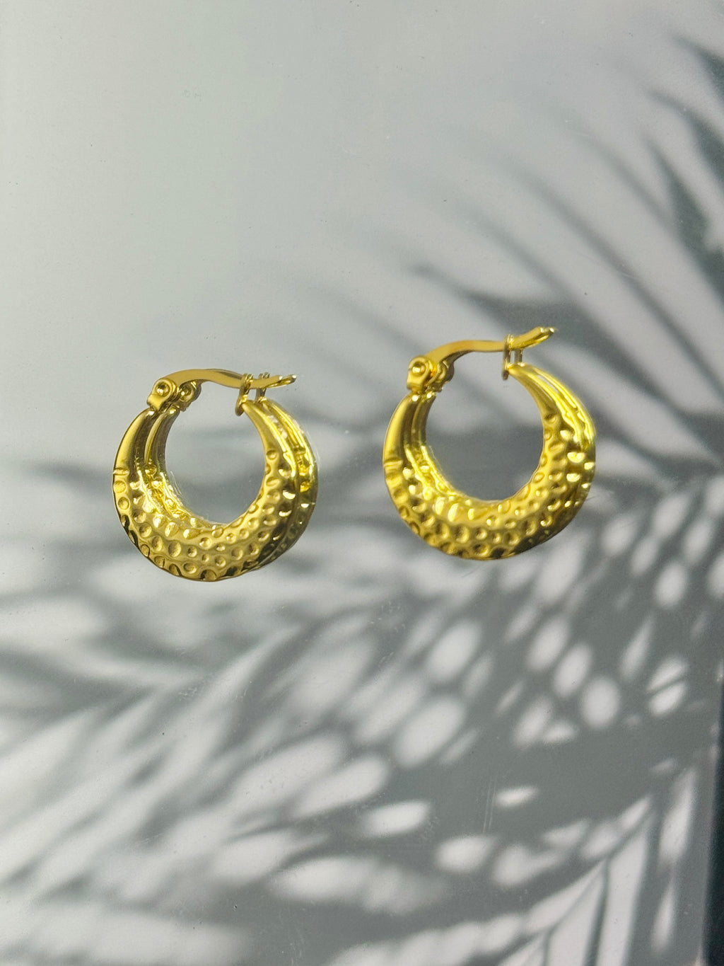 Aven – Sculpted Gold Hoop Earrings (Anti-Tarnish)