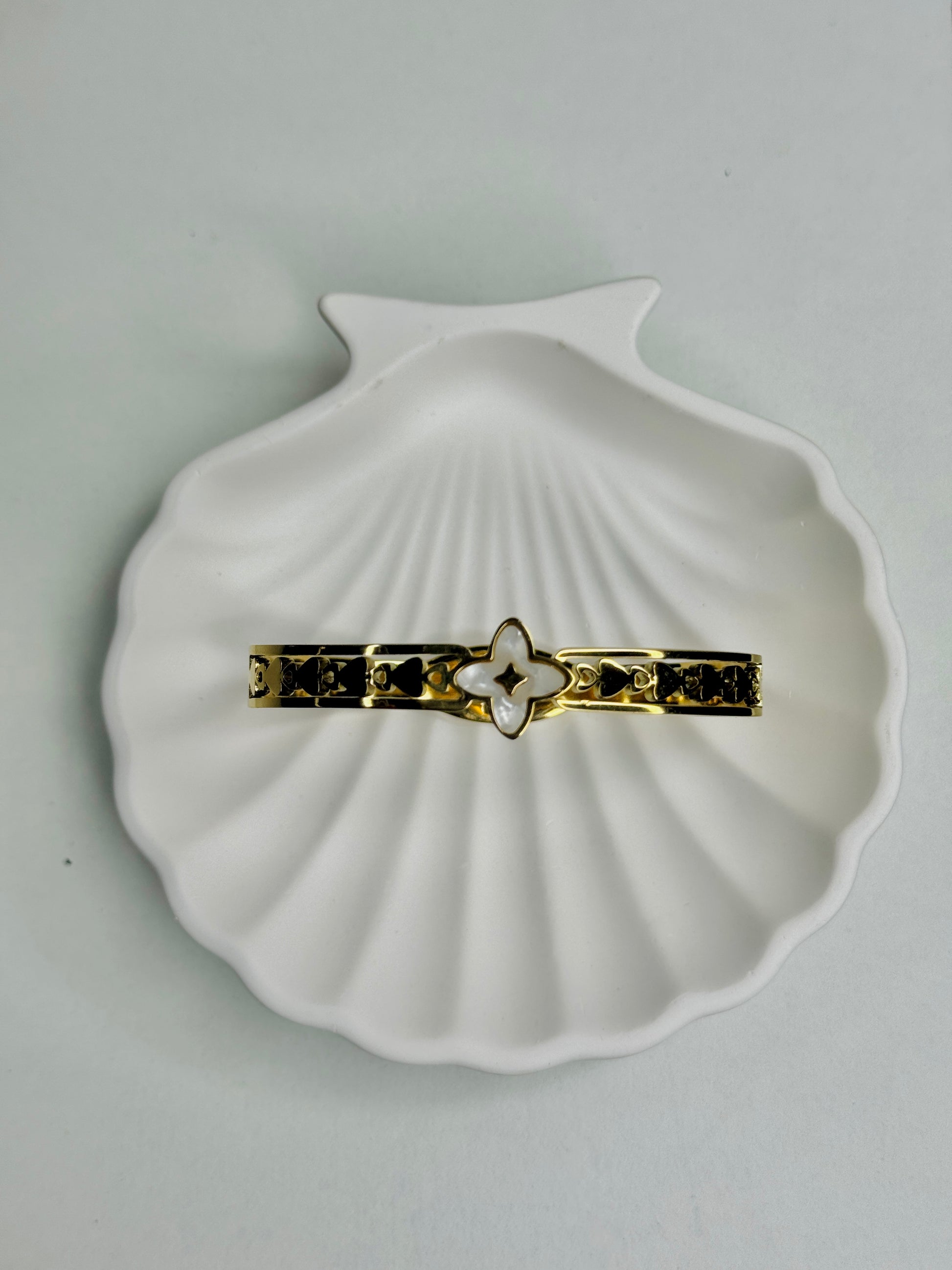 Anara – Heartline Bloom Bangle (Anti-Tarnish)