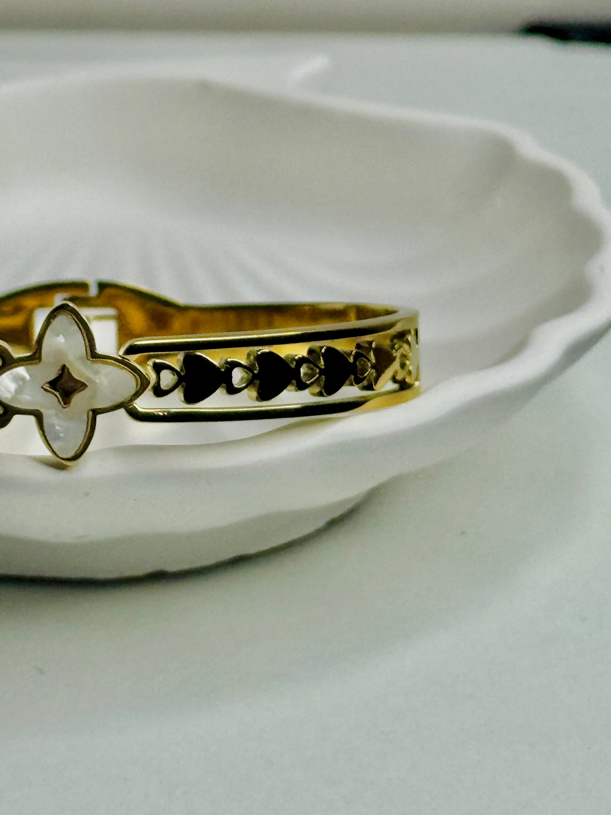 Anara – Heartline Bloom Bangle (Anti-Tarnish)