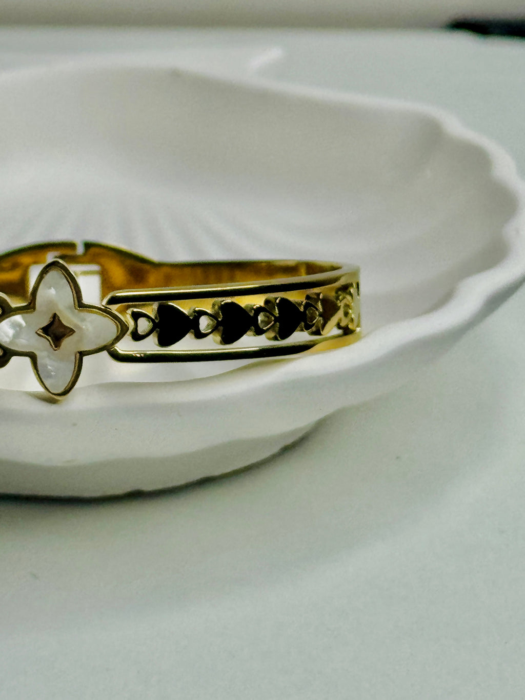 Anara – Heartline Bloom Bangle (Anti-Tarnish)