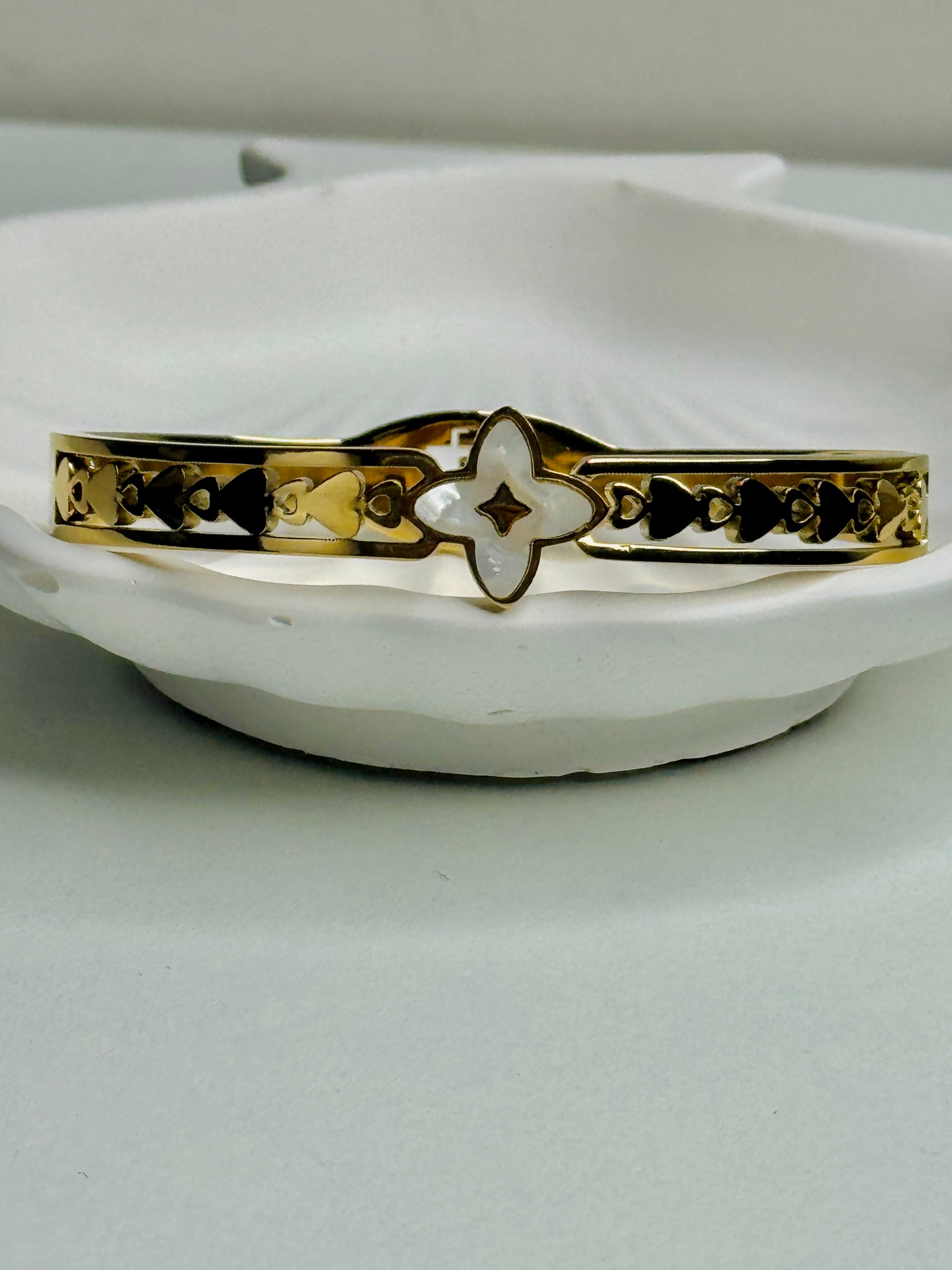 Anara – Heartline Bloom Bangle (Anti-Tarnish)