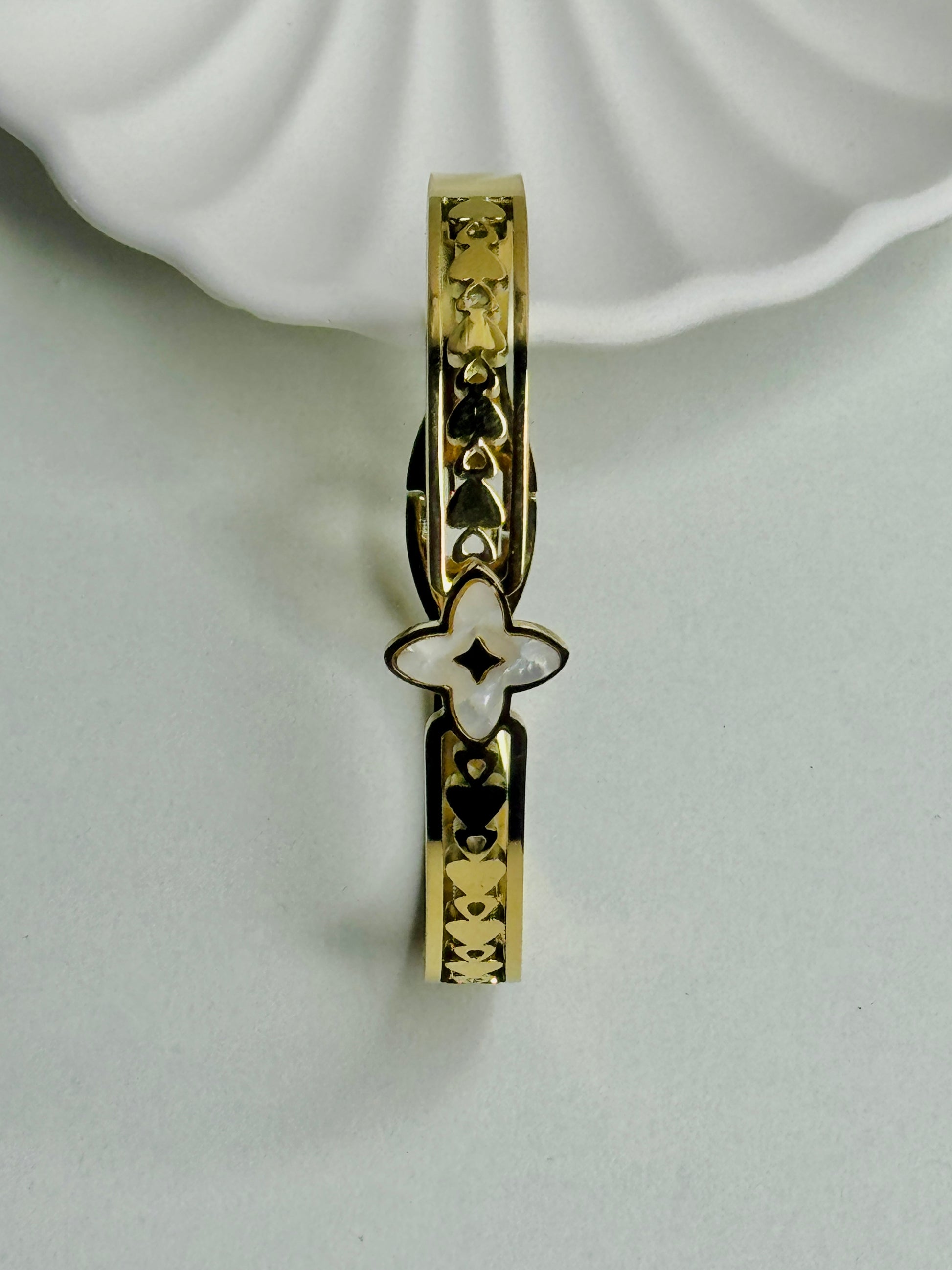 Anara – Heartline Bloom Bangle (Anti-Tarnish)