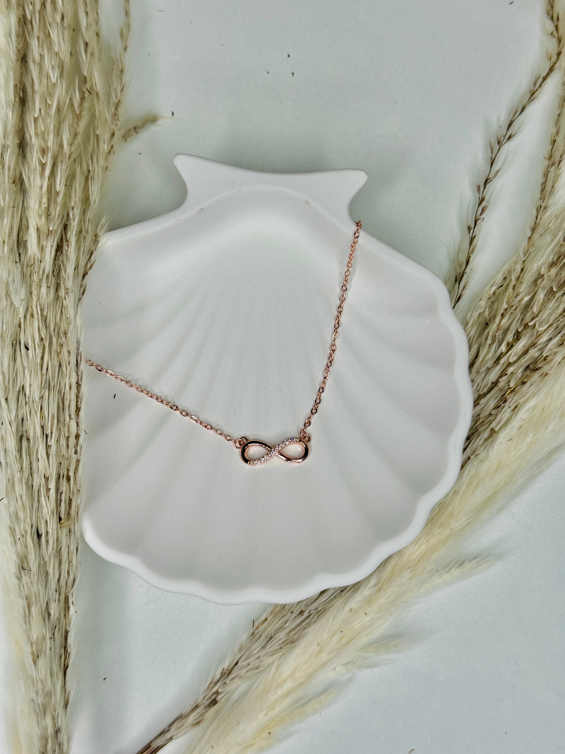 Liora – Infinity Pendant Necklace (Tarnish-Free)