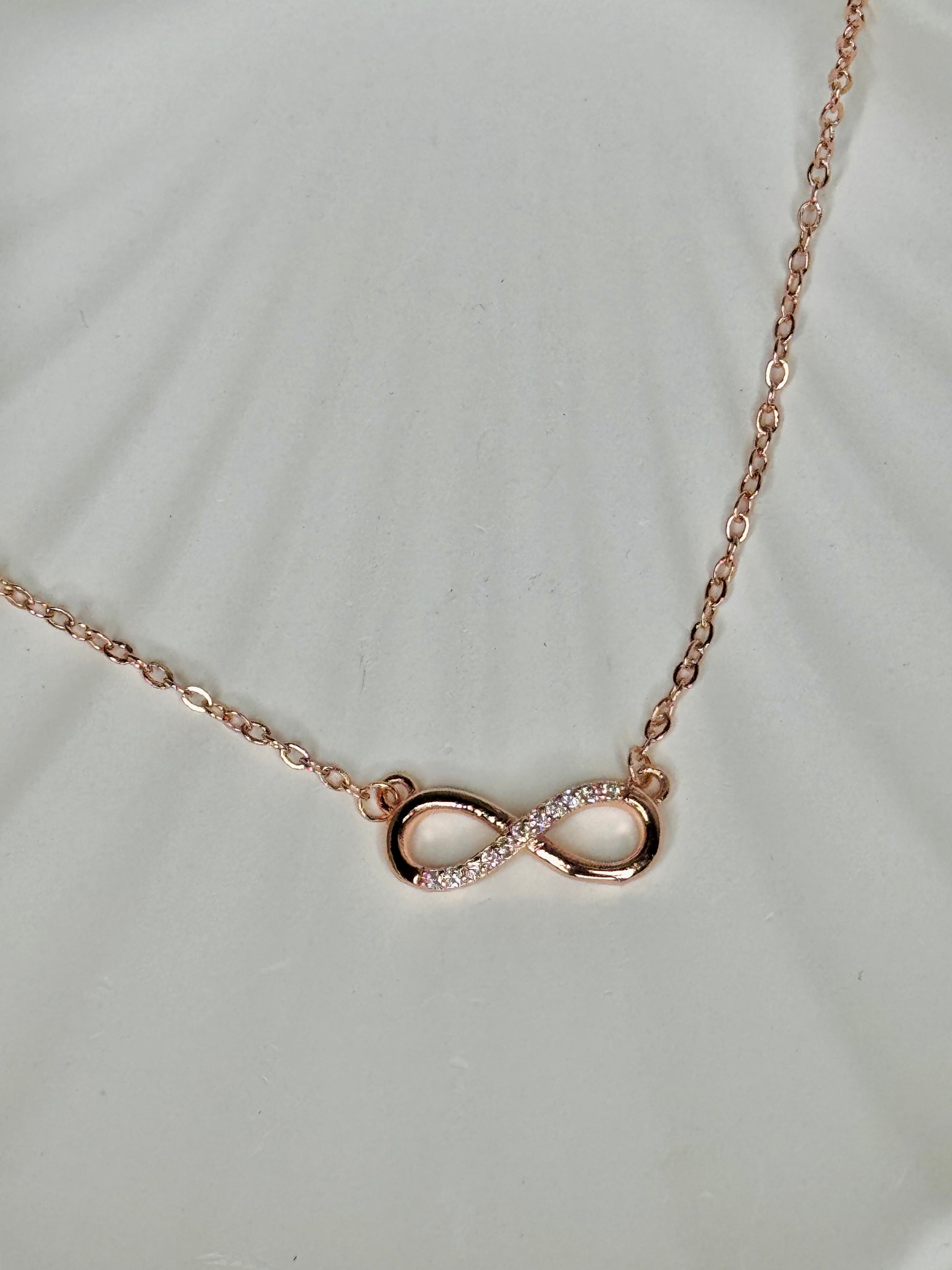 Liora – Infinity Pendant Necklace (Tarnish-Free)