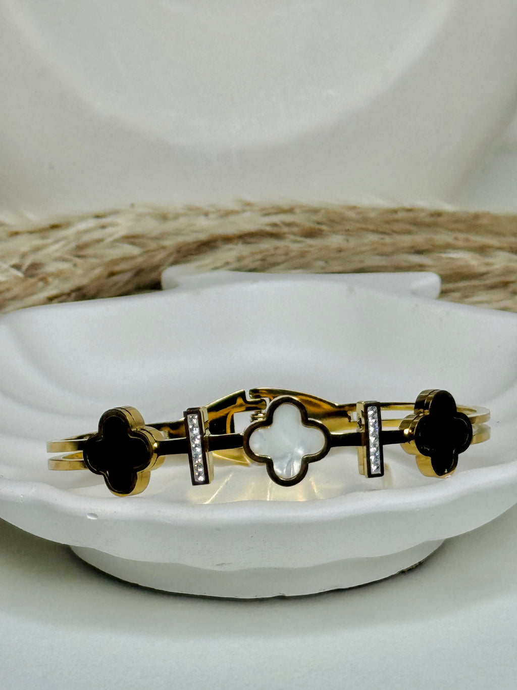 Éclat – Clover Embrace Bracelet (Anti-Tarnish)