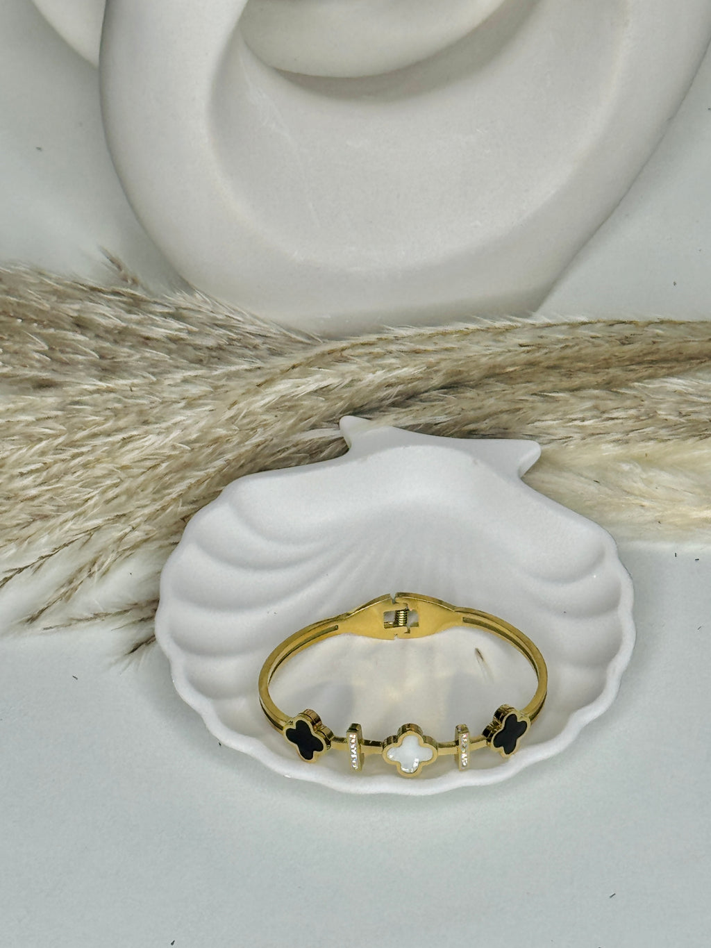 Éclat – Clover Embrace Bracelet (Anti-Tarnish)