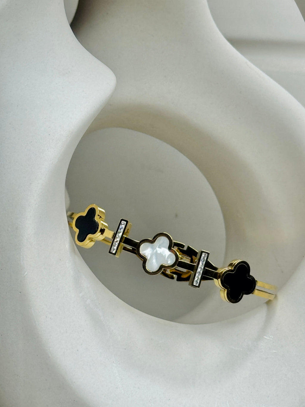 Éclat – Clover Embrace Bracelet (Anti-Tarnish)