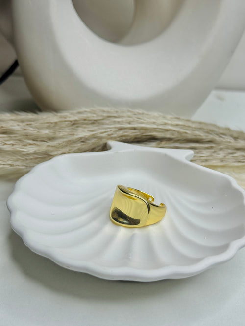 Alara – Sculpted Gold-Tone Ring (Adjustable & Hypoallergenic)