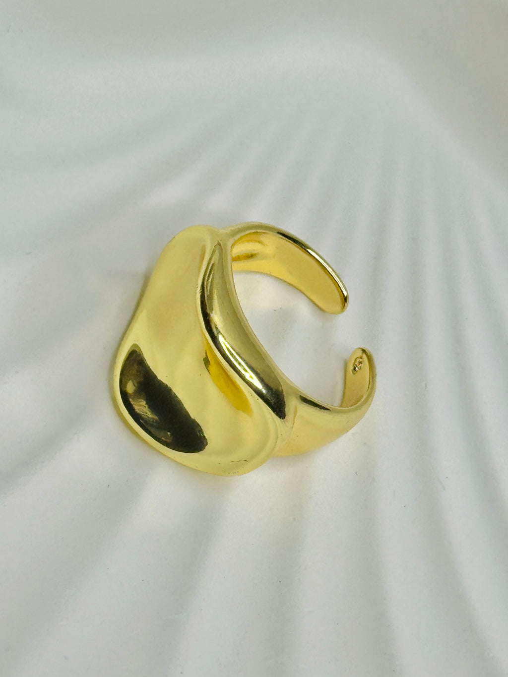Alara – Sculpted Gold-Tone Ring (Adjustable & Hypoallergenic)